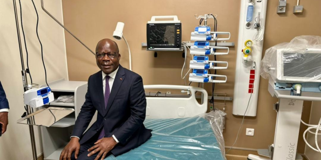 Le ministre de la santé de Côte d'Ivoire pose dans un service rénové