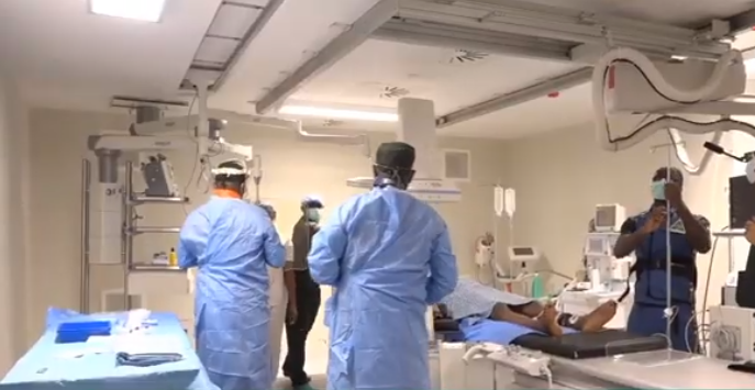 Un patient arrive en salle interventionnelle dans un hôpital au Togo