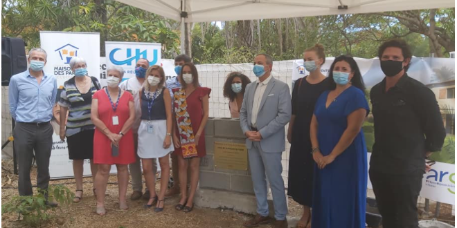 Pose de la première pierre de la future Maison des Parents sur le site Sud du CHU de la Réunion 