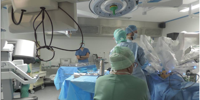 Au bloc opératoire de la clinique Pasteur (Toulouse), les chirurgiens font équipe avec des robots